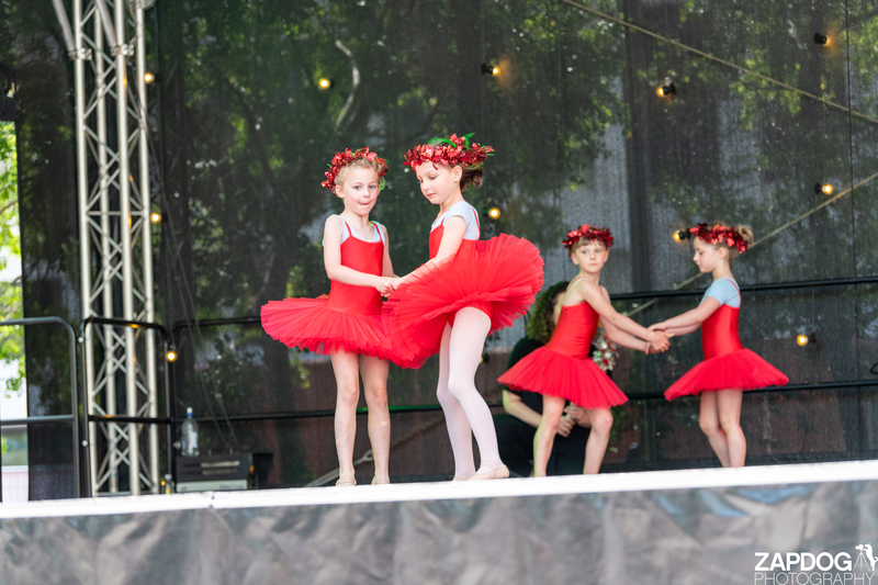 galleries/WellXmas2019/Dancers/mid/mid_welly2019_-3672.jpg