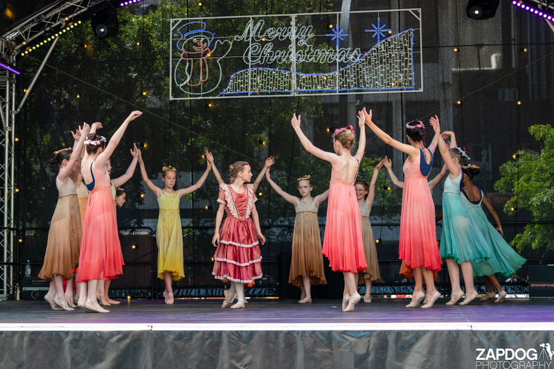 galleries/WellXmas2019/Dancers/mid/mid_welly2019_-4411.jpg