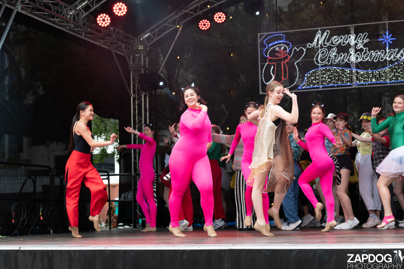 galleries/WellXmas2020/Performers10/mid/mid_welly-2-35.jpg