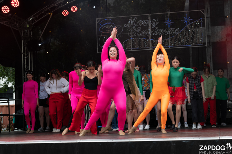 galleries/WellXmas2020/Performers10/mid/mid_welly-2-40.jpg