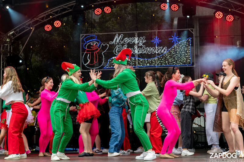 galleries/WellXmas2020/Performers10/mid/mid_welly-2-79.jpg