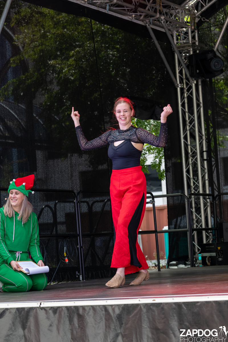 galleries/WellXmas2020/Performers2/mid/mid_welly2020-performers-3975-2.jpg