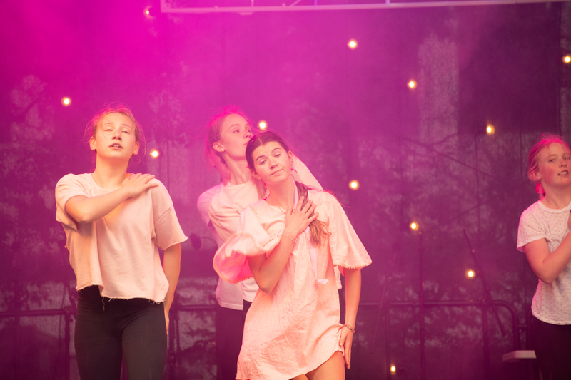 galleries//wellyxmas2018/gallery21/mid/mid_xmas2018-1070.jpg